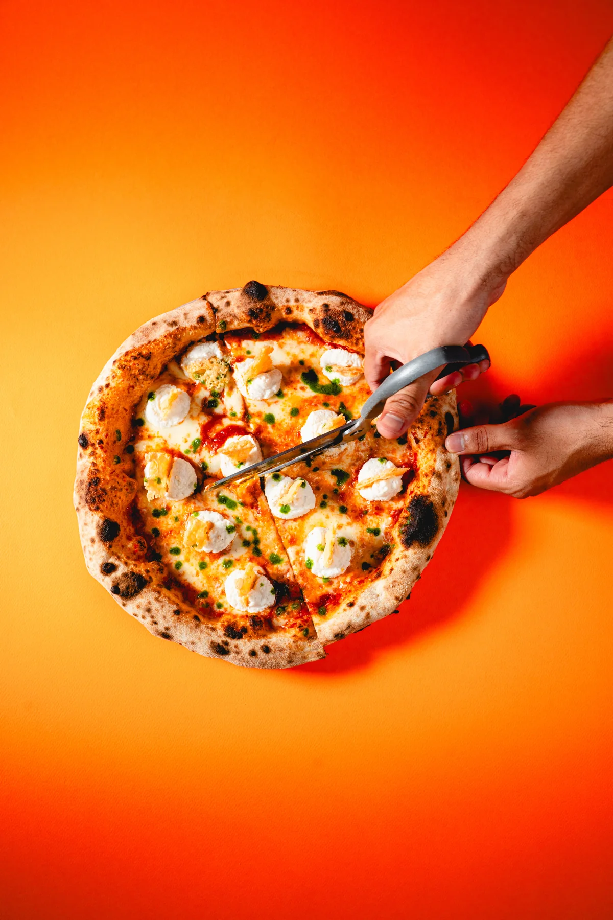 La pizza del 45 Parallelo tagliata con le forbici, vista dall’alto
