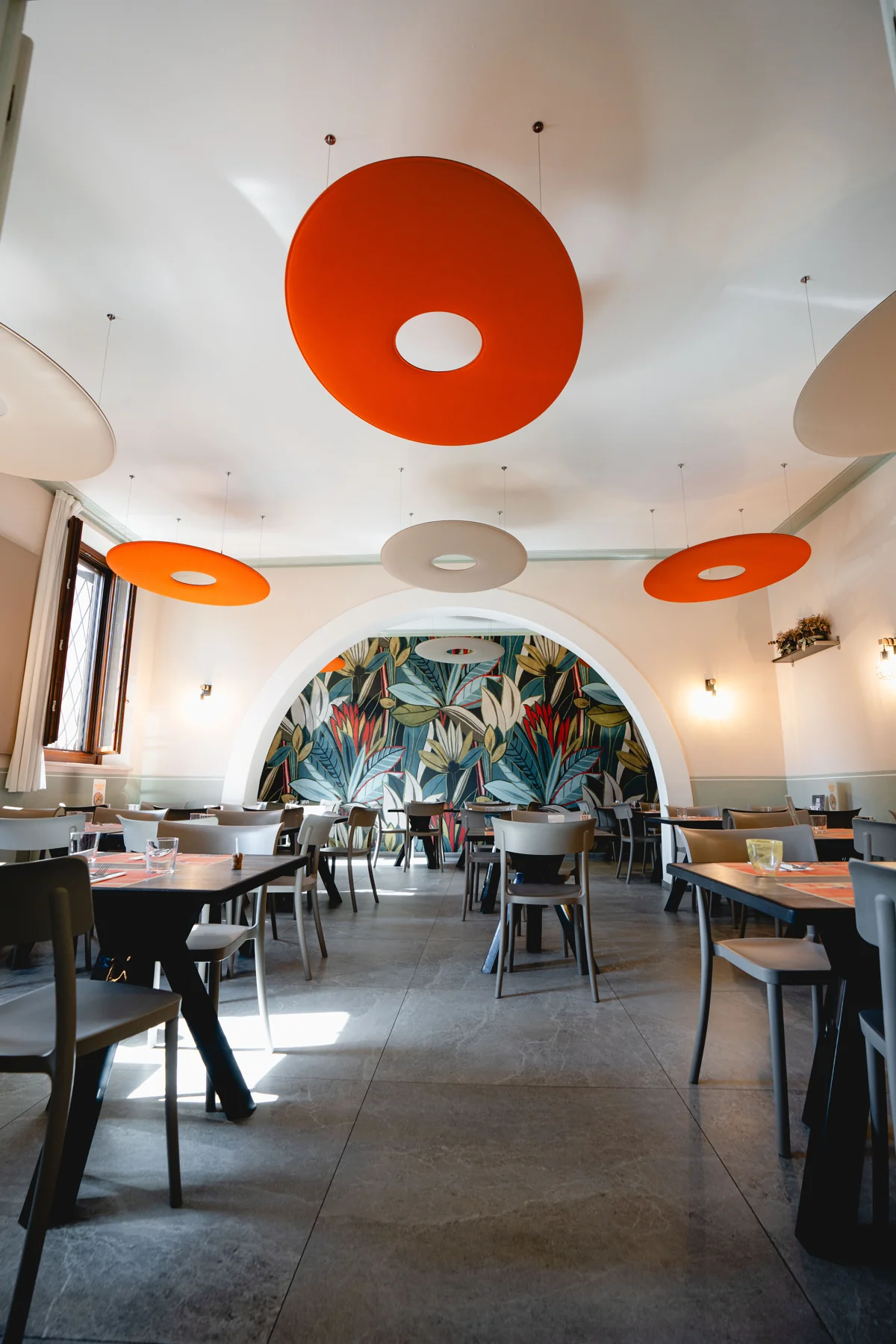La sala del 45 Parallelo a Sabbioneta con soffitto decorato in arancione