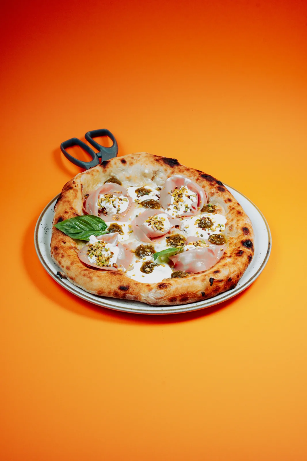 Pizza contemporanea con crema e granella