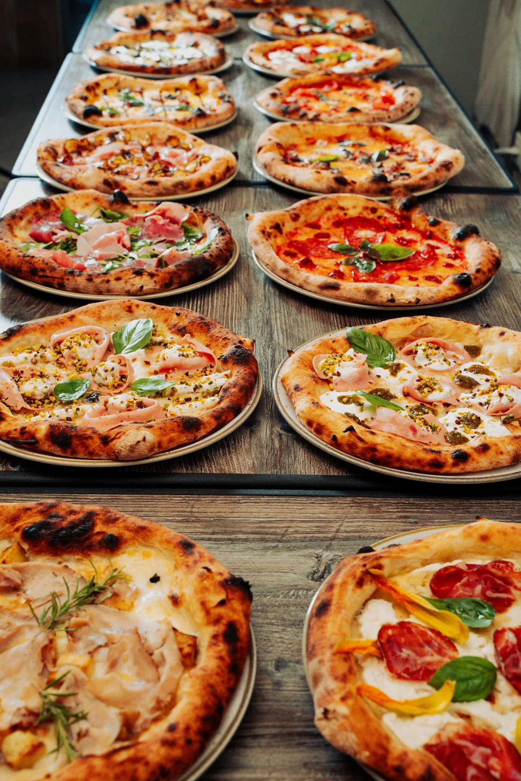 Una tavolata con le pizze del 45 Parallelo